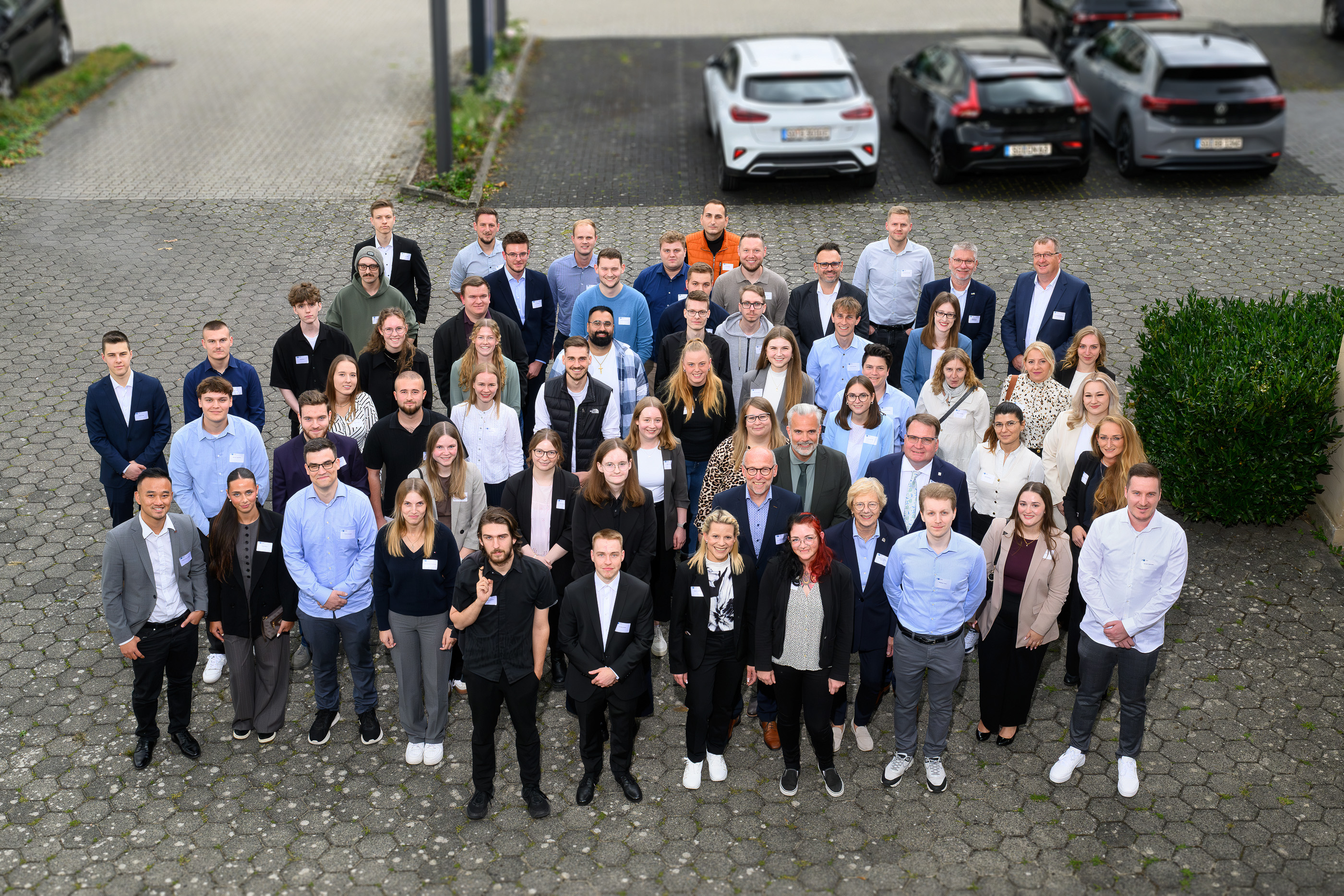 Wolfgang Detemple Die besten Auszubildenden und Weiterbildungsabsolventen aus dem HSK erhielten von IHK-Präsident Andreas Knappstein (1. Reihe links) ihre Ehrenurkunde.